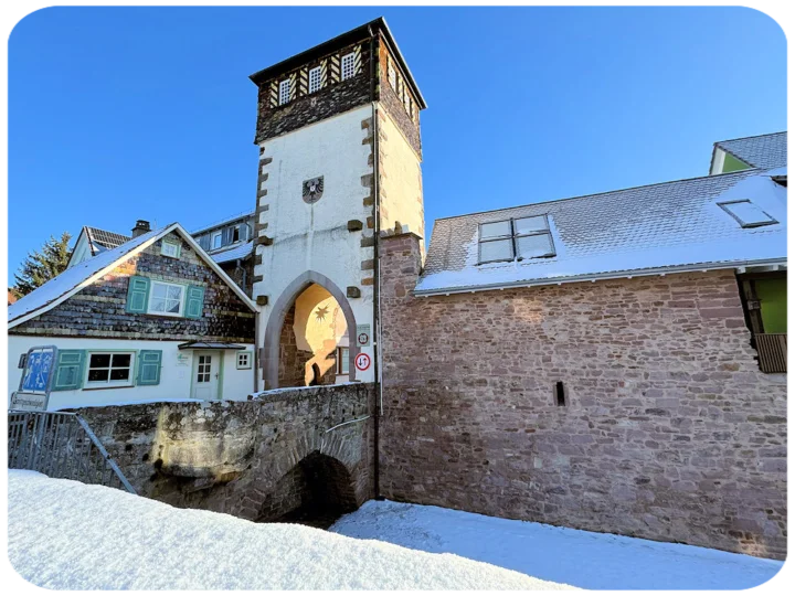 Nur 5 km vom DUFTKELLER entfernt ist das malerische Städtchen Neubulach. Hier führt der Torbogen durch die Stadtmauer, der die Zufahrt zur Altstadt von Neubulach bildet.