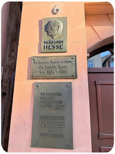 15km vom Duftkeller liegt die Kreisstadt Calw.<br />In dieser hübschen Fachwerkstadt wurde der berühmte Schriftsteller und Dichter Hermann Hesse geboren. Am Marktplatz ist ihm ein Museum gewidmet.