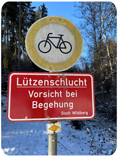 Nur 3 km von Ihrer Event - Destille DUFTKELLER finden Sie die malerische Lützenschlucht im Nordschwarzwald.  Hier können Sie durch mehrere geologische Zeitzonen unserer Erdgeschichte wandern und auf eine idyllische Natur mit besonderer Flora und Fauna schauen.