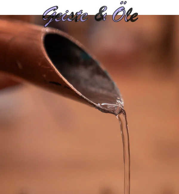 dekoratives Element für die Seminarbuchung "All Together". Das Bild zeigt eine Flüssigkeit (Destillat), die durch ein kleines Rohr fließt.