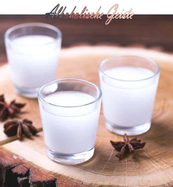 dekoratives Element für die Seminarbuchung "Alkoholiche Geiste". Das Bild zeigt drei Gläschen mit Anisschnaps (Ouzo).