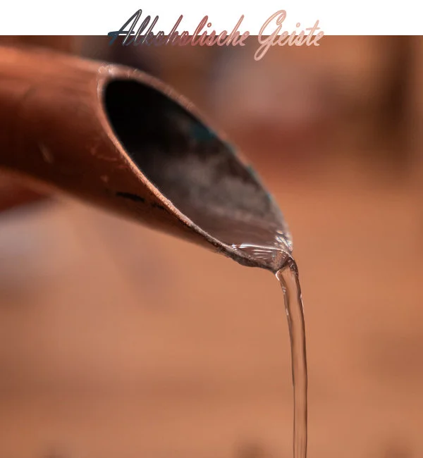 dekoratives Element für die Seminarbuchung "Alkoholiche Geiste". Das Bild zeigt eine Flüssigkeit (Destillat), die durch ein kleines Rohr fließt.