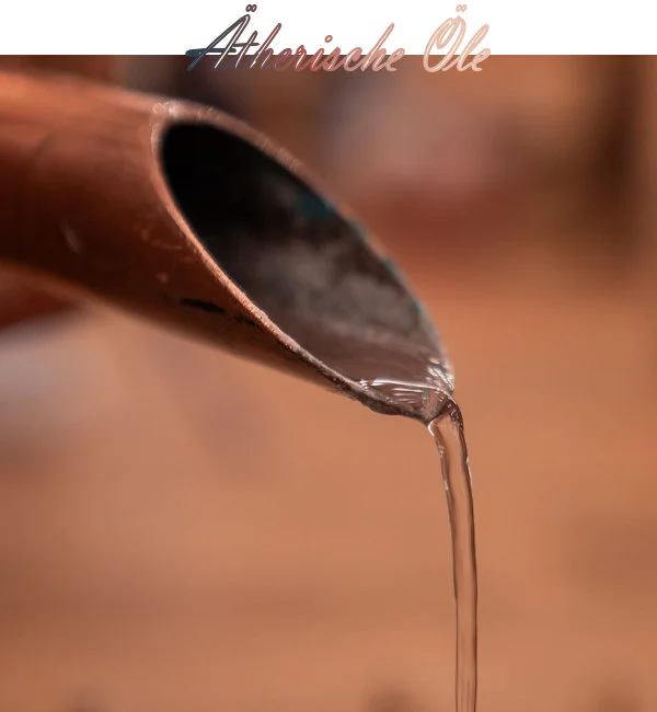 dekoratives Element für die Seminarbuchung "Ätherische Öle". Das Bild zeigt eine Flüssigkeit (Destillat), die durch ein kleines Rohr fließt.