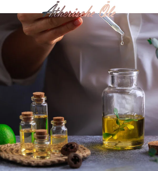 dekoratives Element für die Seminarbuchung "Ätherische Öle". Das Bild zeigt ätherische Öle, die sich in 5 klaren Fläschchen befinden.