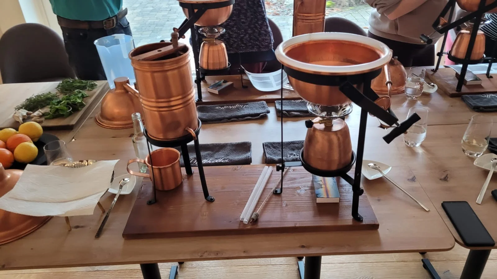 Beim Destillation Workshop erleben Teilnehmer hautnah, wie ätherische Öle und individuelle Duftkompositionen entstehen.