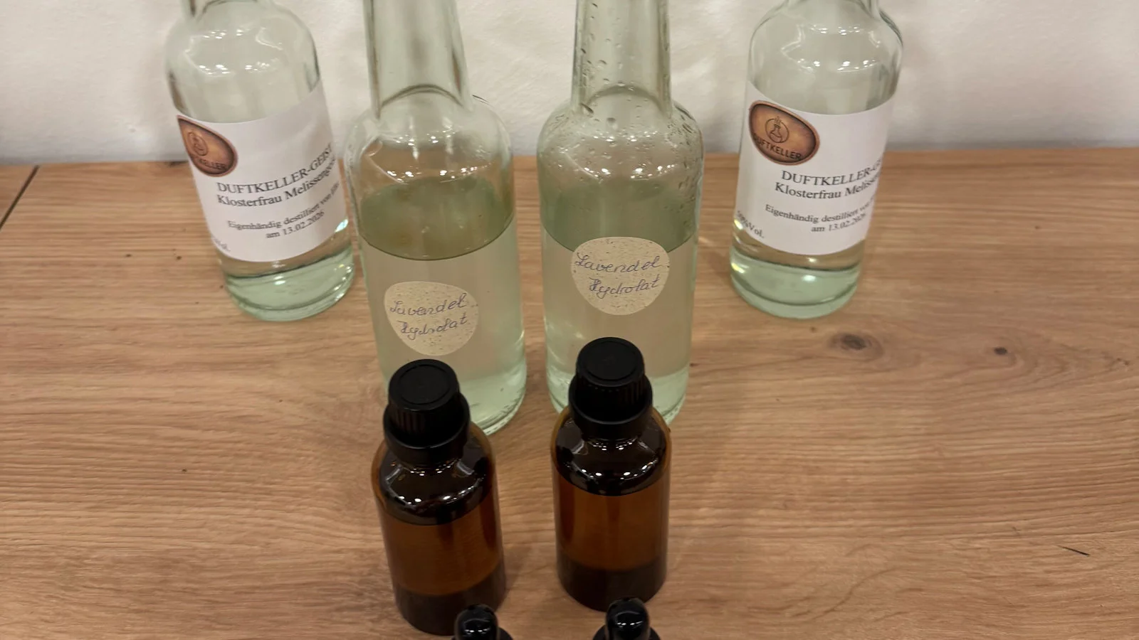 Selbst hergestellte Destillate, ätherische Öle oder eigener Gin – abgefüllt und bereit zum Mitnehmen.
