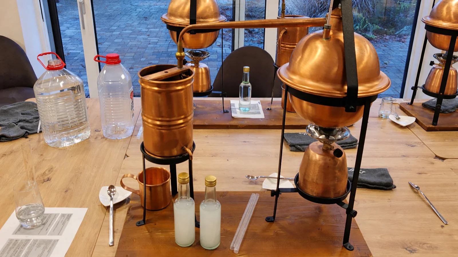 Erste Tropfen ätherischer Öle entstehen – ein Highlight jedes Destillation Workshops.