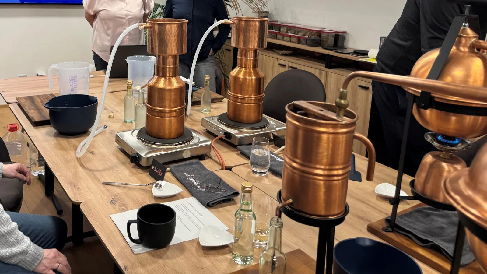 Aromen entfalten sich – ein faszinierender Prozess beim Gin oder Duft Workshop.