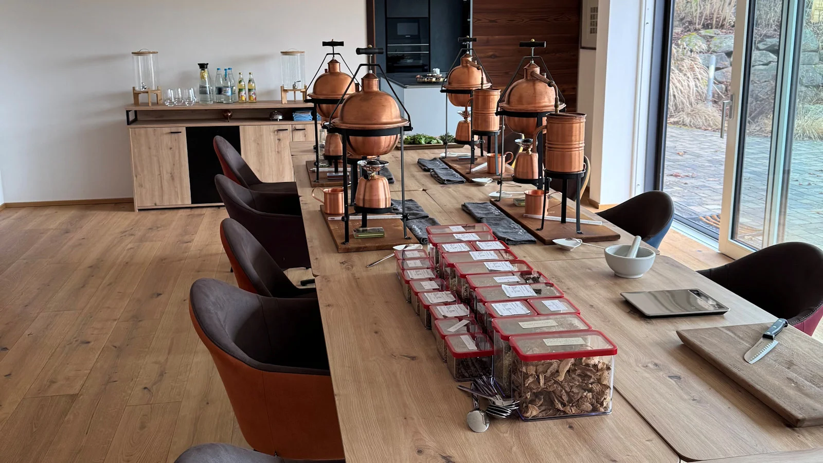 Hier lernen Teilnehmer die Kunst der Destillation von ätherischen Ölen.