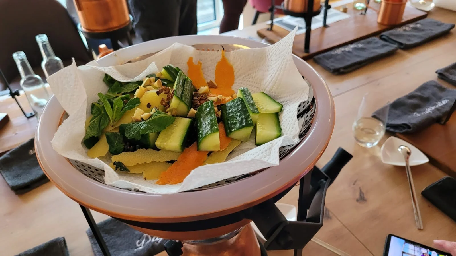 Kräuter, Früchte und Gewürze bilden die Basis für Gin, Parfum und ätherische Öle.