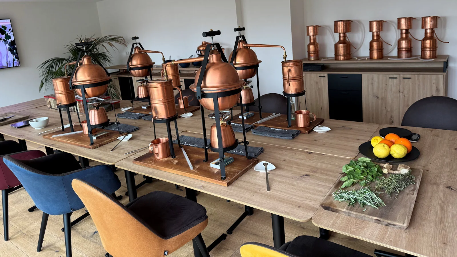 Mehrere Teilnehmer gleichzeitig im Workshop – ideal als kreatives Teamevent in der Event Destille.